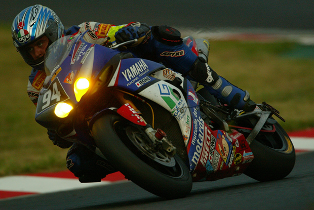 Đội đua GMT94 của Yamaha và chức vô định Endurance World Championship đầu tiên với R1 năm 2004