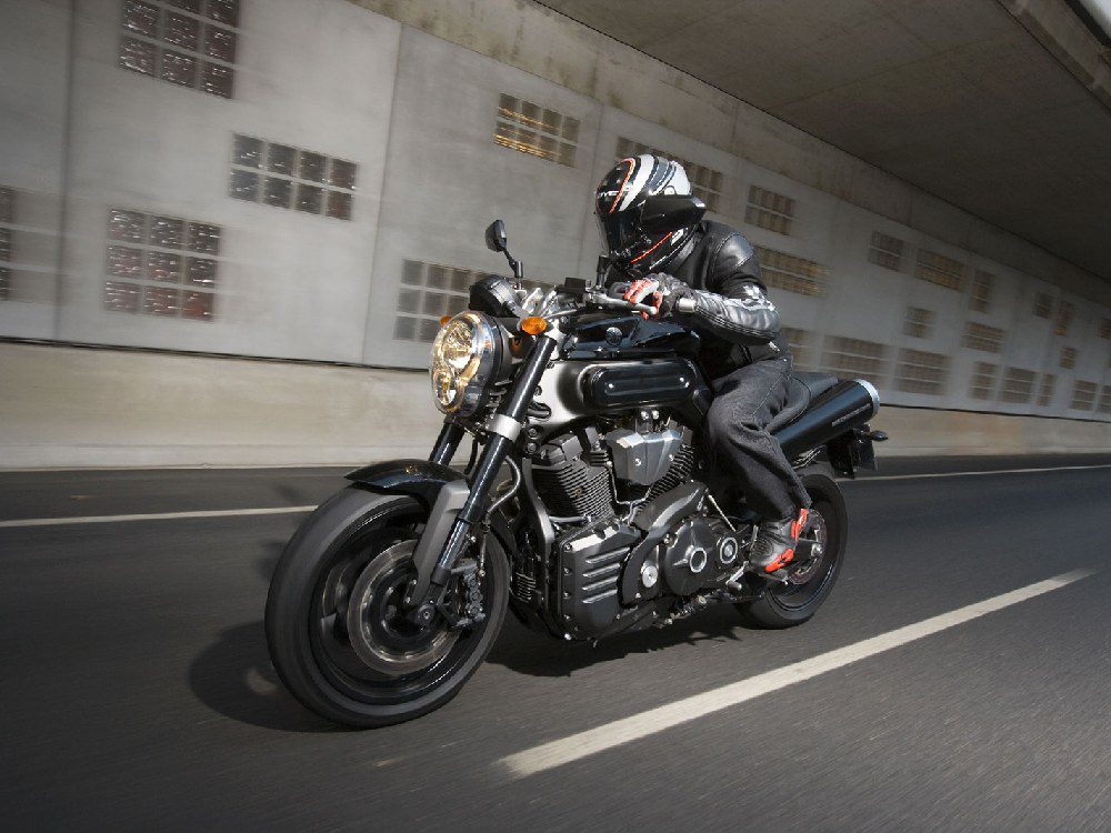 Mẫu xe mô tô Yamaha MT-01 là sự kết hợp giữa sức mạnh của khối động cơ V-twin và tốc độ của dòng xe moto thể thao