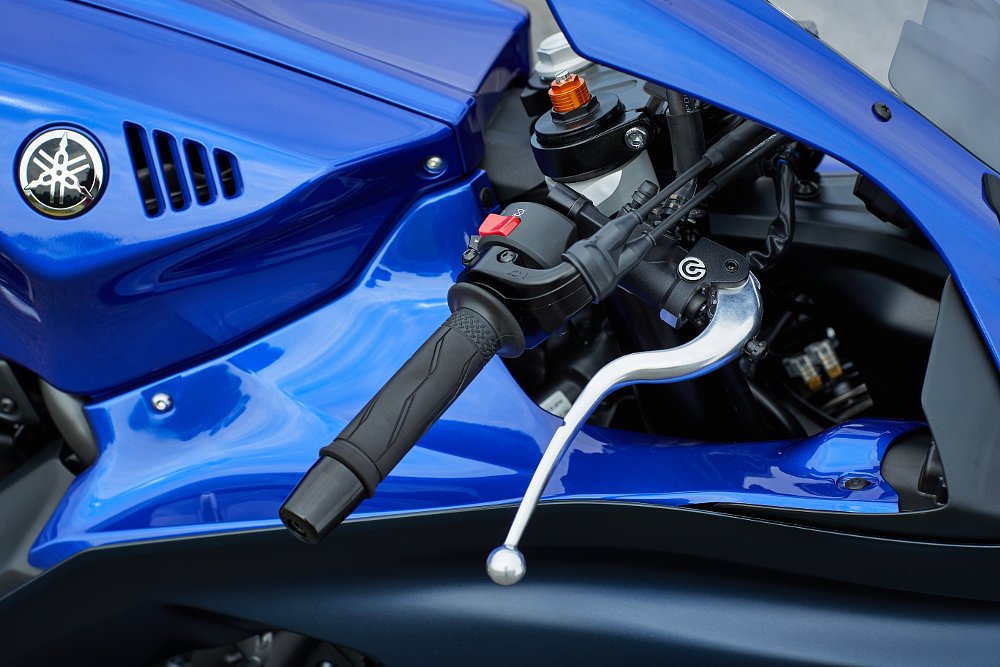 2022-Yamaha-R7-front-brake-lever-Ruiz