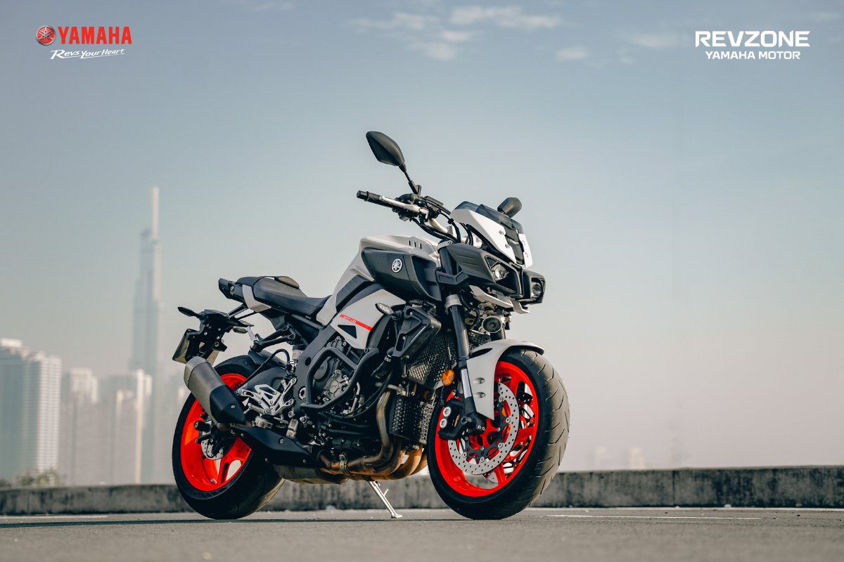 Thiết kế của Yamaha MT-10 góc cạnh, vuốt nhọn về phía trước đầy hầm hố