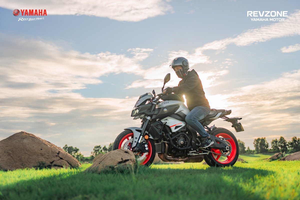 Yamaha MT-10 mang đến tư thế ngồi thoải mái, giúp người lái kiểm soát xe tốt hơn 
