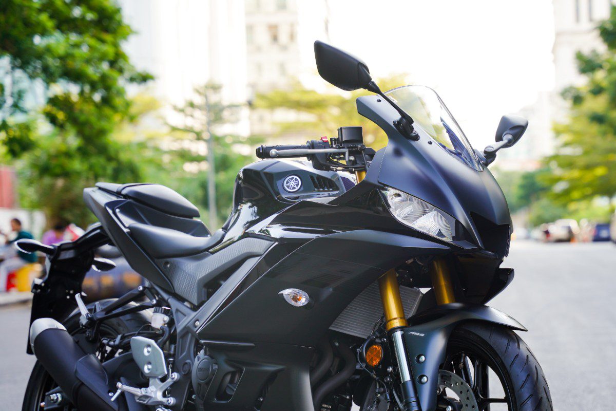 Yamaha R3 được trang bị bộ phuộc USD KYB đường kính 37mm có khả năng tối ưu lực nén và lực đàn hồi