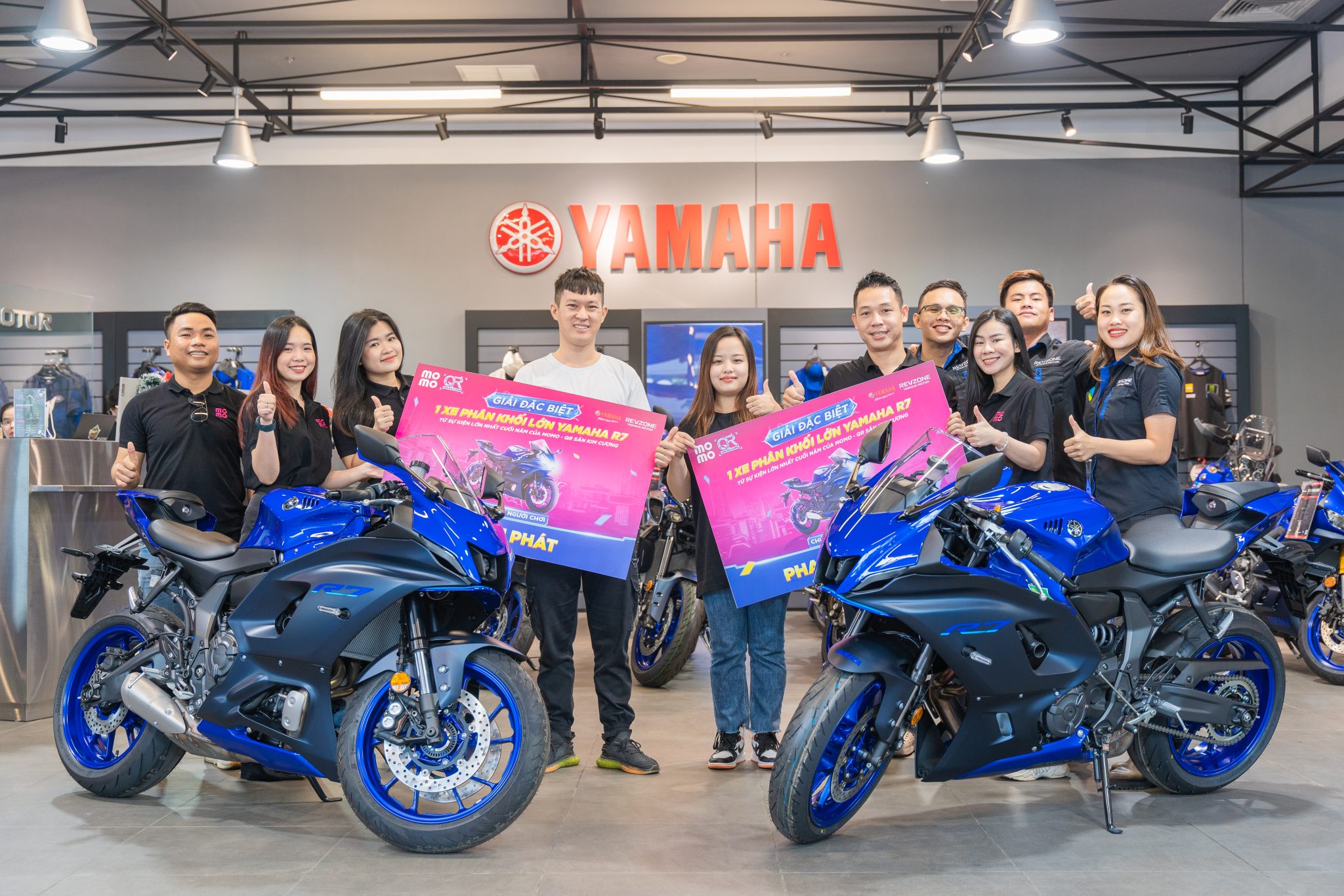 Bàn giao Yamaha R7 cho hai khách hàng may mắn