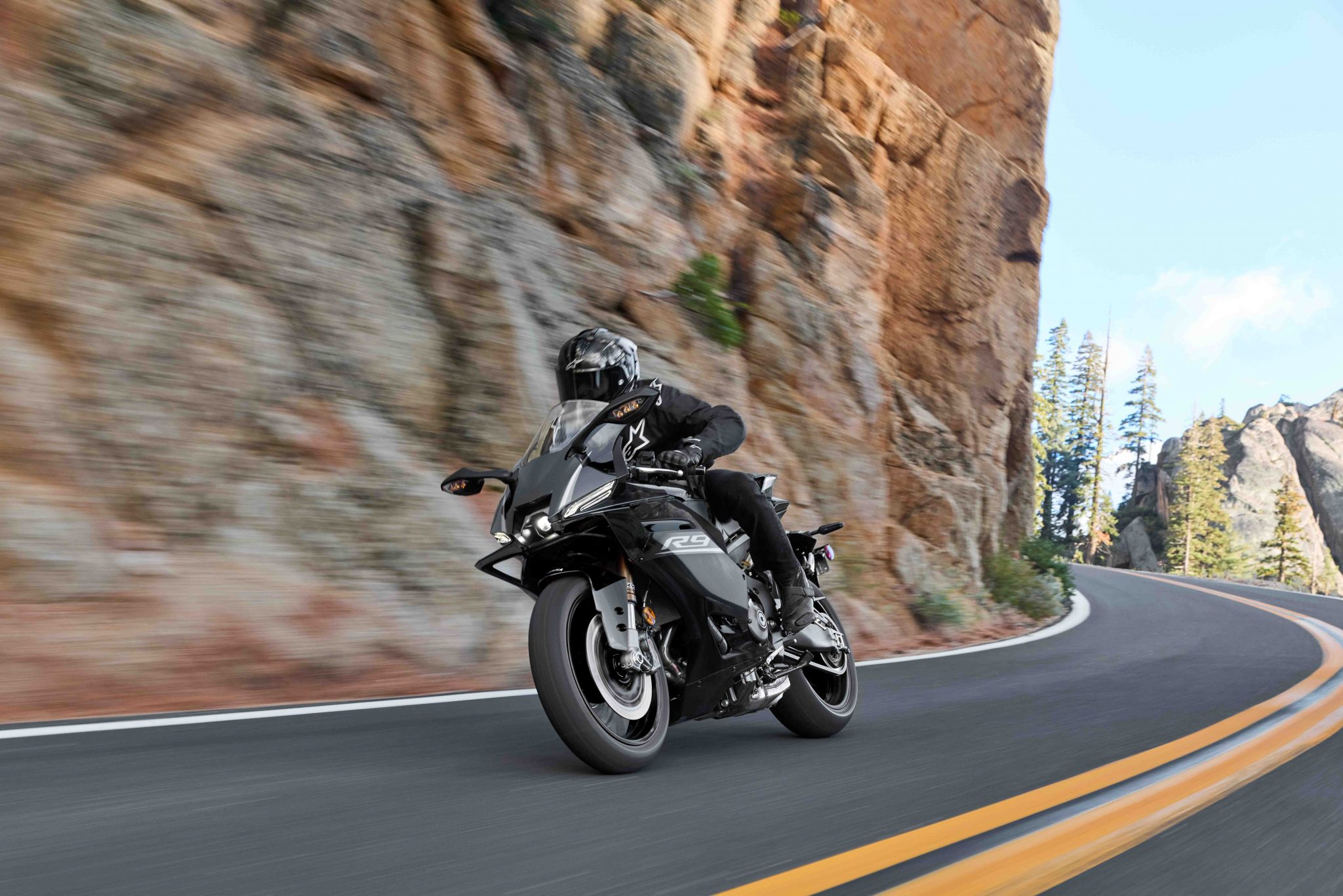 Giá xe Yamaha YZF R9 2026 mới nhất. Nên mua tại Revzone không?